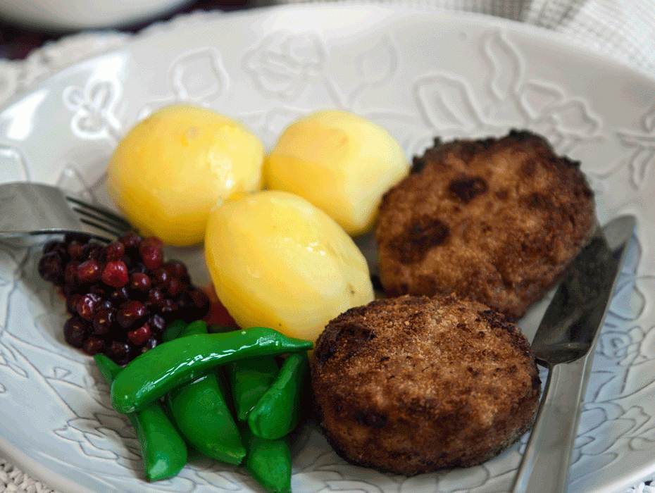 Pelles pannbiffar med söta lingon