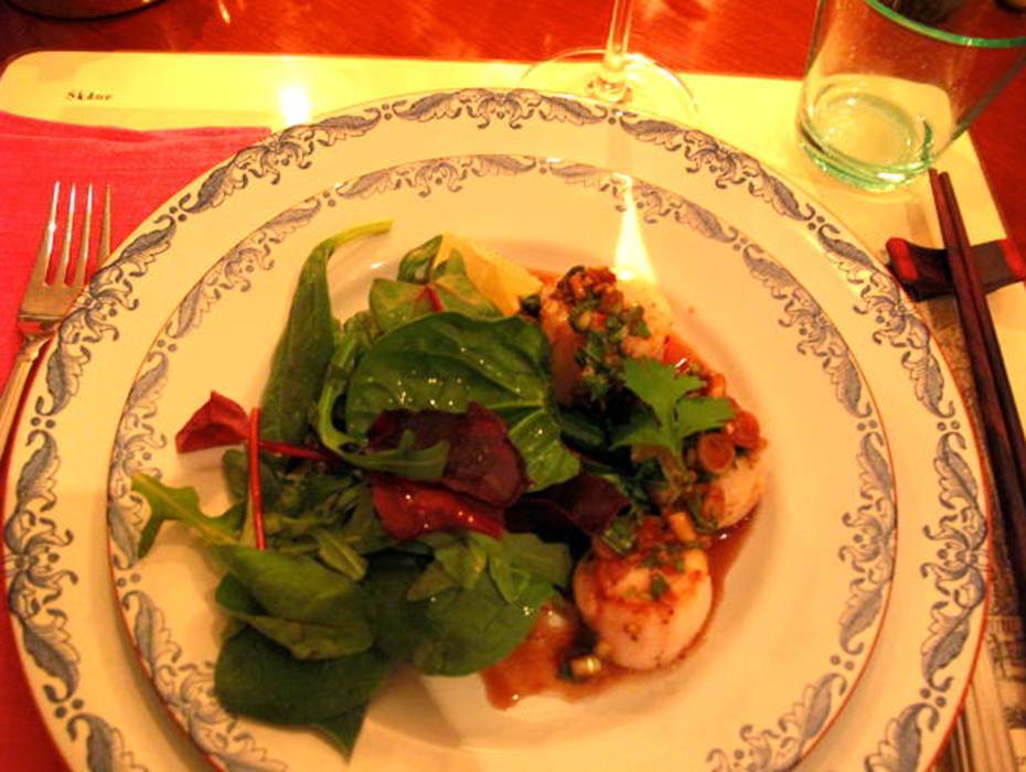 Pigrimsmusslor på salladsbädd med asiatisk dressing