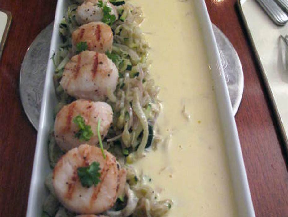 Pilgrimsmusslor på bädd av juliennegrönsaker med beurre blanc