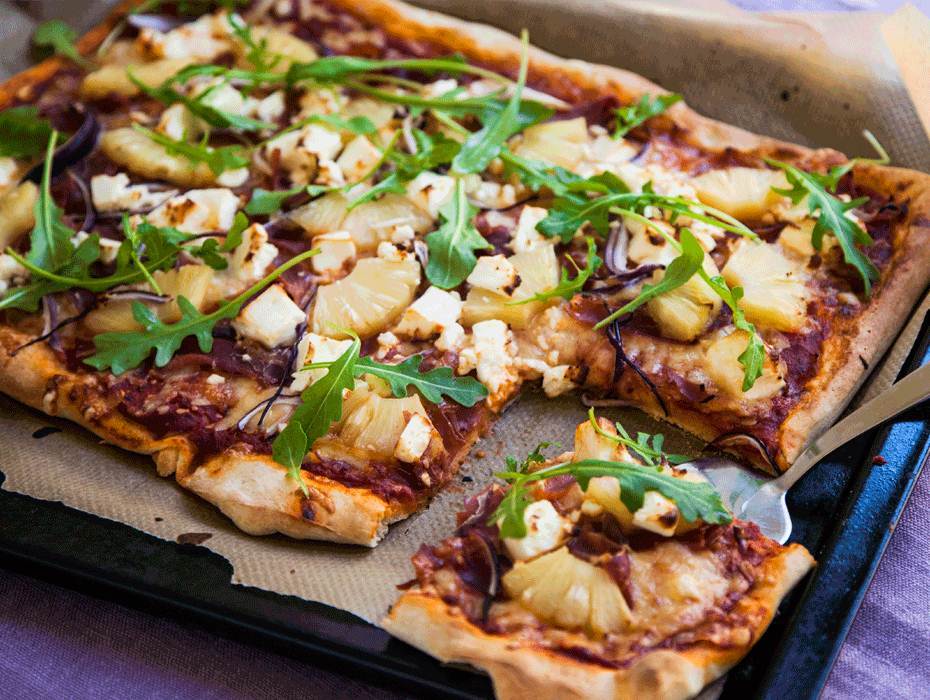 Pizza Hawaii med fetaost och frisk kålsallad