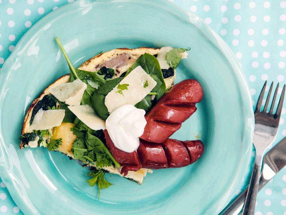 Potatisfrittata med parmesan och stekt korv