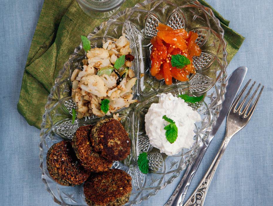 Malins linsfritters med råstekt blomkål, fetaostyoghurt och aprikoschutney