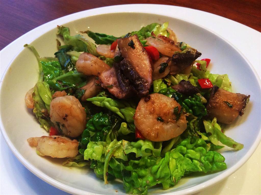 Räkor och portobello svamp med vitlöksfräst kål