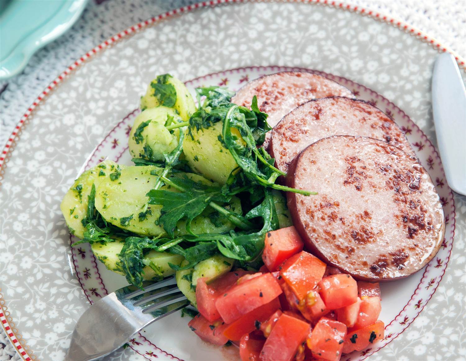 Ruccolapotatis med stekt kalkonkassler och tomatsallad