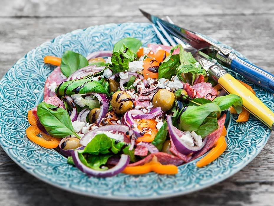 Salamisallad med fetaost och oliver