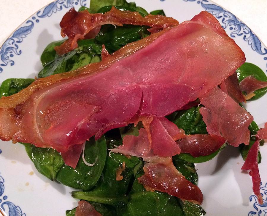 Sallad med krispig parmaskinka