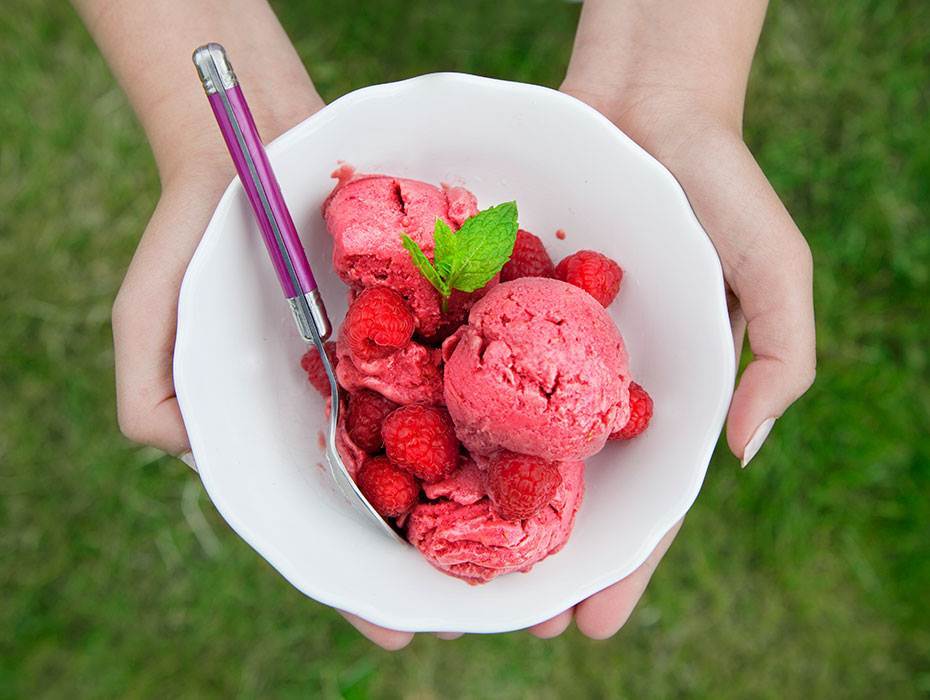 Saras yoghurtglass med mango, hallon och lakrits