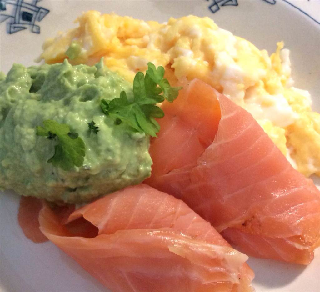Scrambledegg med kallrökt lax och avokado créme