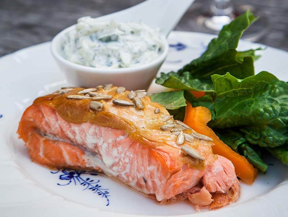 Senapslax med med gurksås