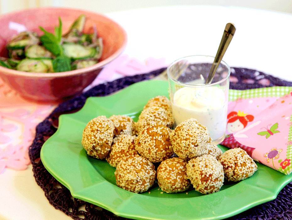 Sötpotatisfalafel med gurksallad och myntadipp