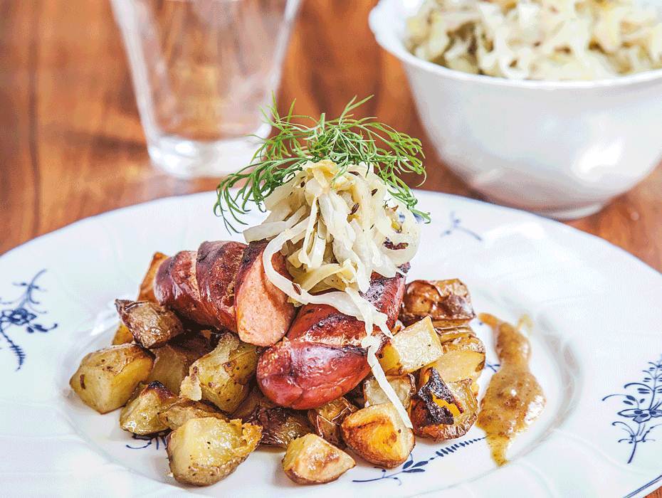 Stekt chorizo med hemgjord snabbsurkål och ugnsrostad potatis