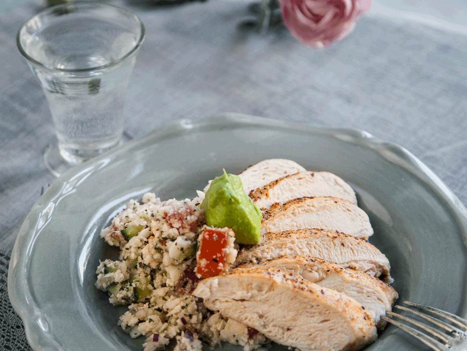 Stekt kyckling med blomkålstabbouleh och avokadodipp