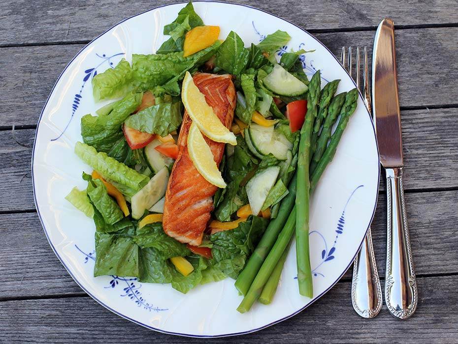 Stekt lax med kokt sparris och sallad