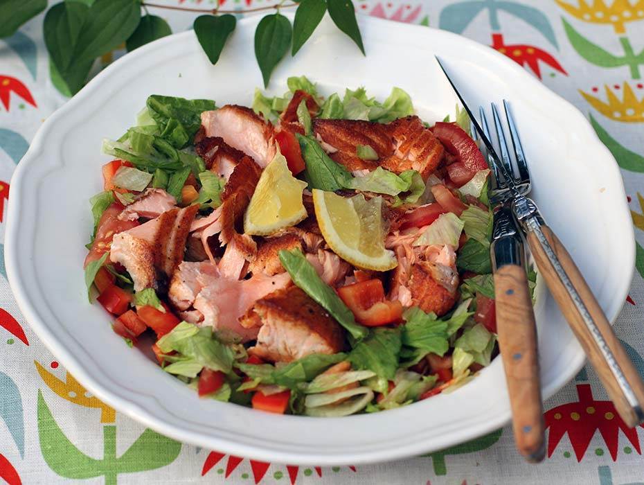 Stekt lax med sallad