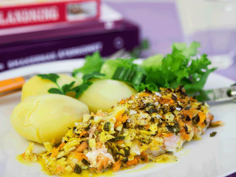 Ugnsbakad lax med curryströssel och potatis