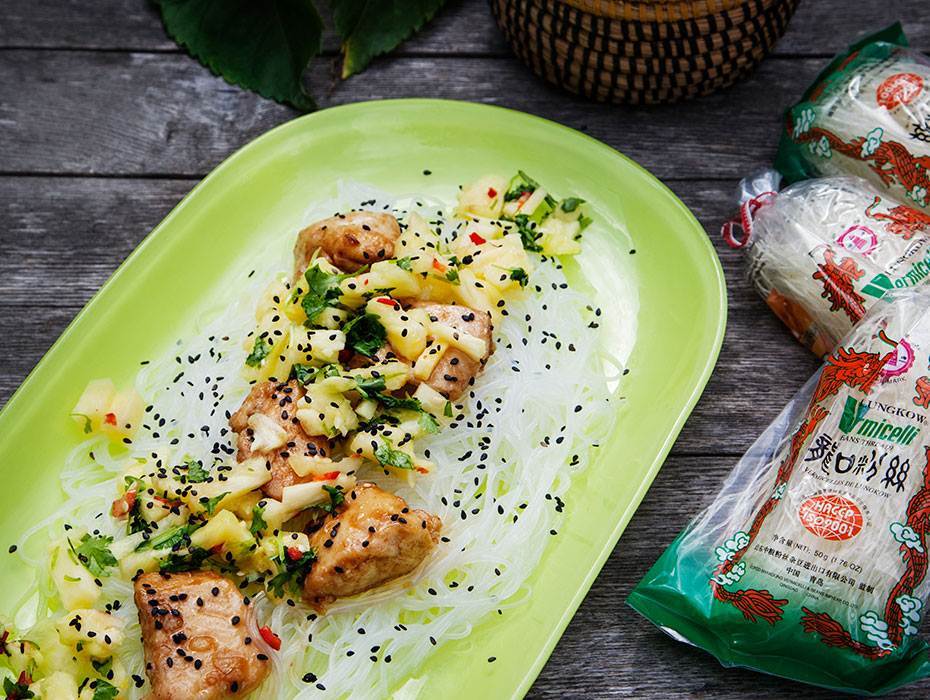 Ugnsstekt kyckling med glasnudlar och ananassalsa