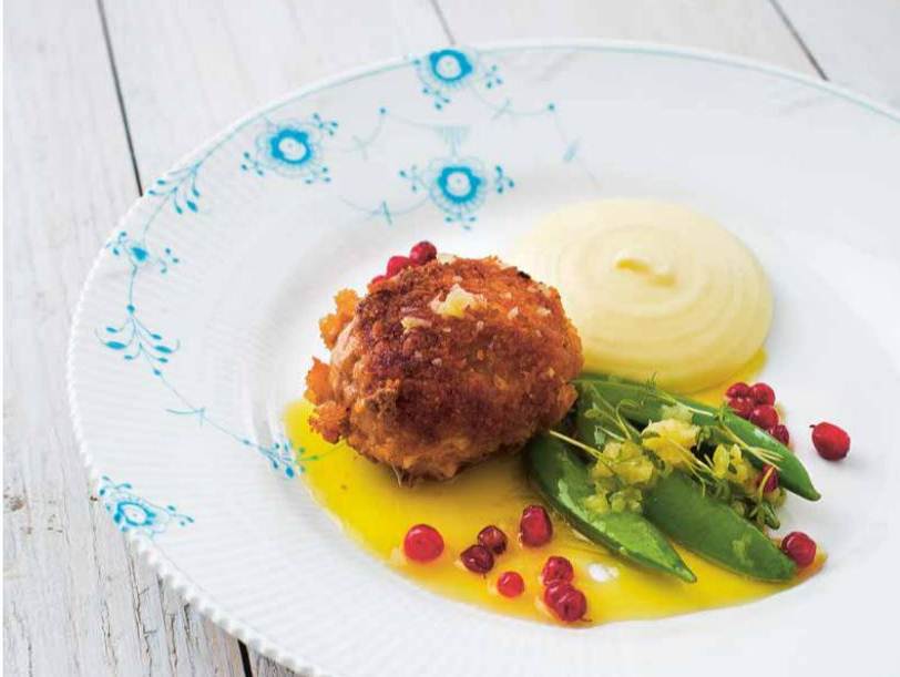 Wallenbergare på vildsvin med sockerärtor, rårörda lingon och potatispuré