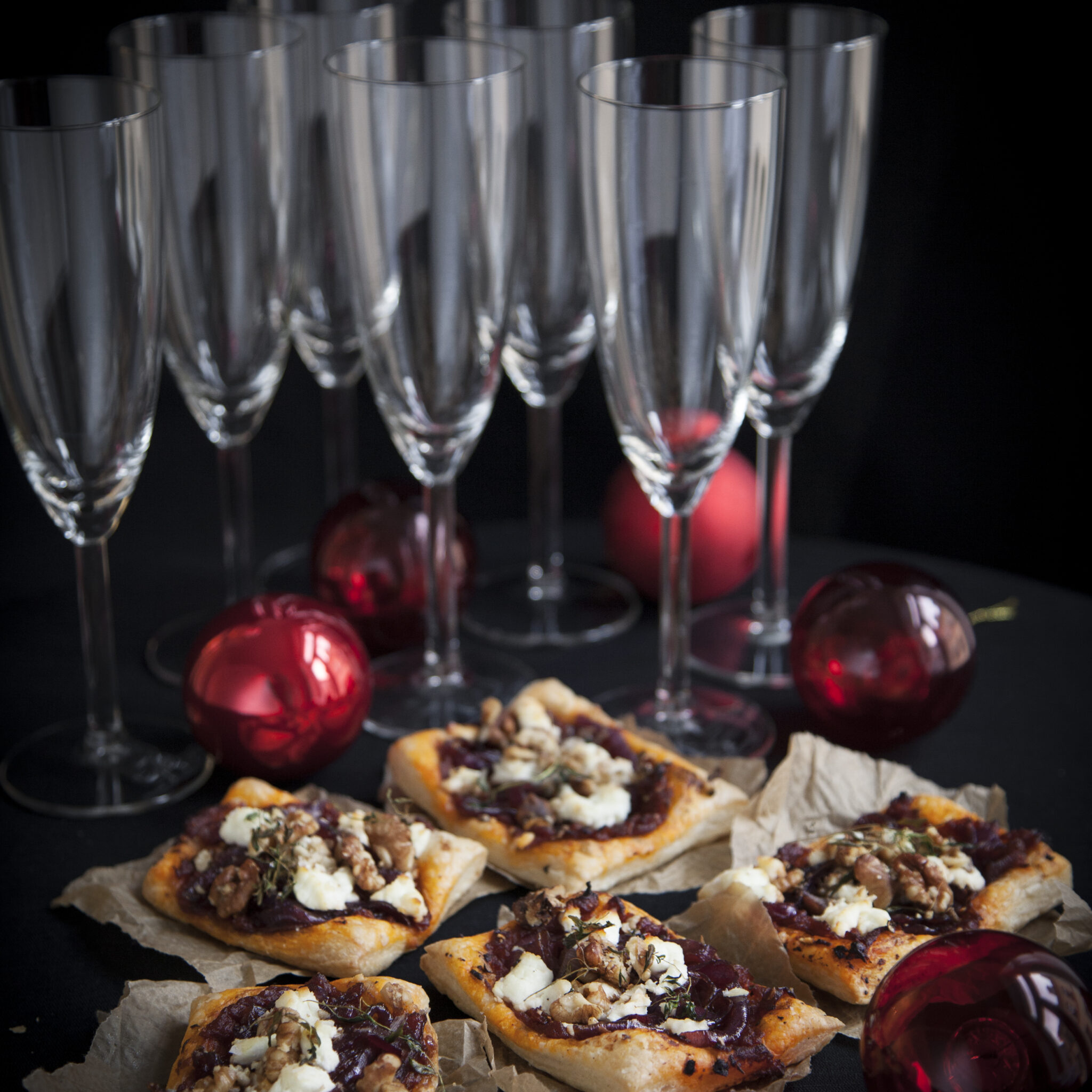 Minipizzor på smördeg med inkokt rödlök, getost och valnötter