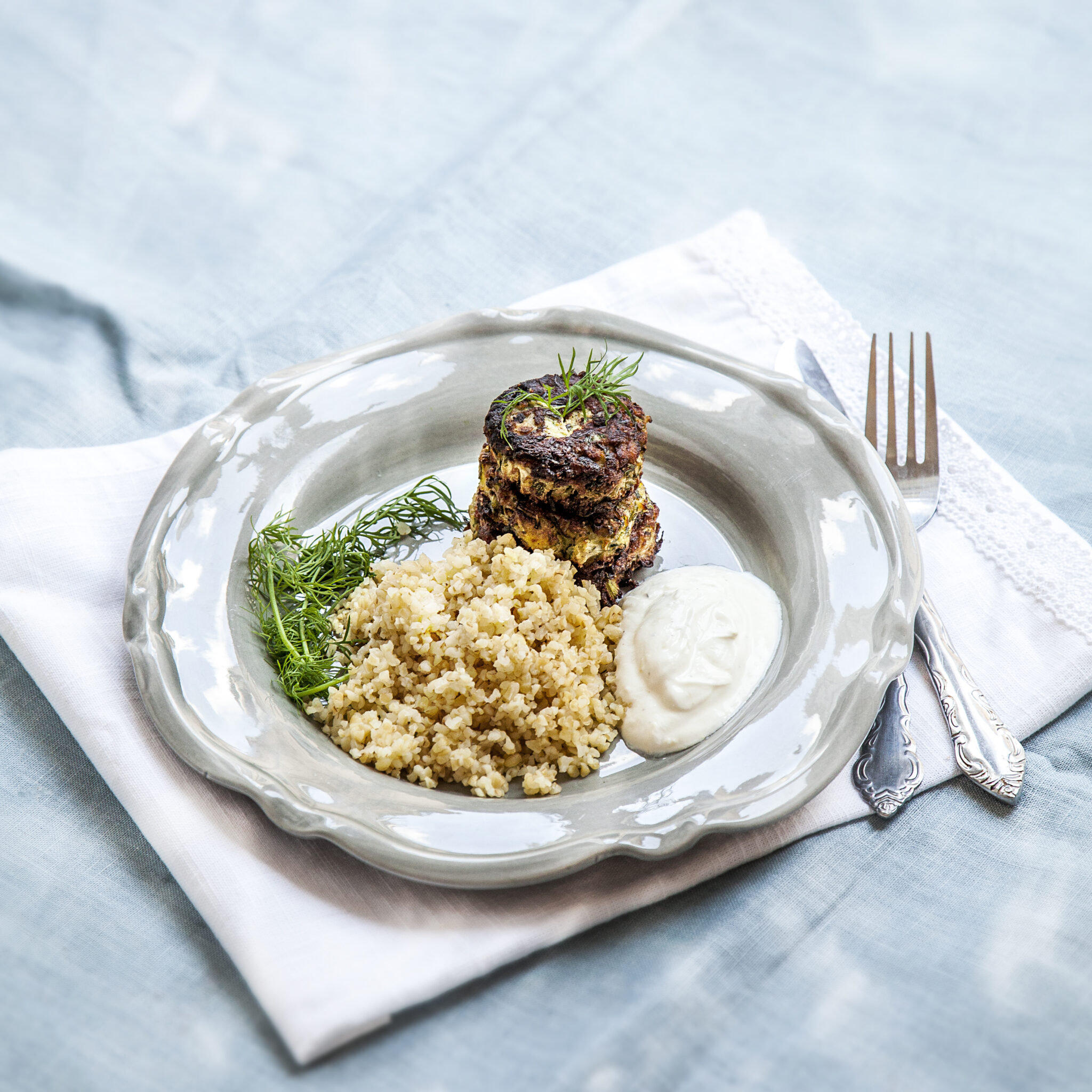 Zucchini- och fänkålsfritters med citrusdipp och bulgur