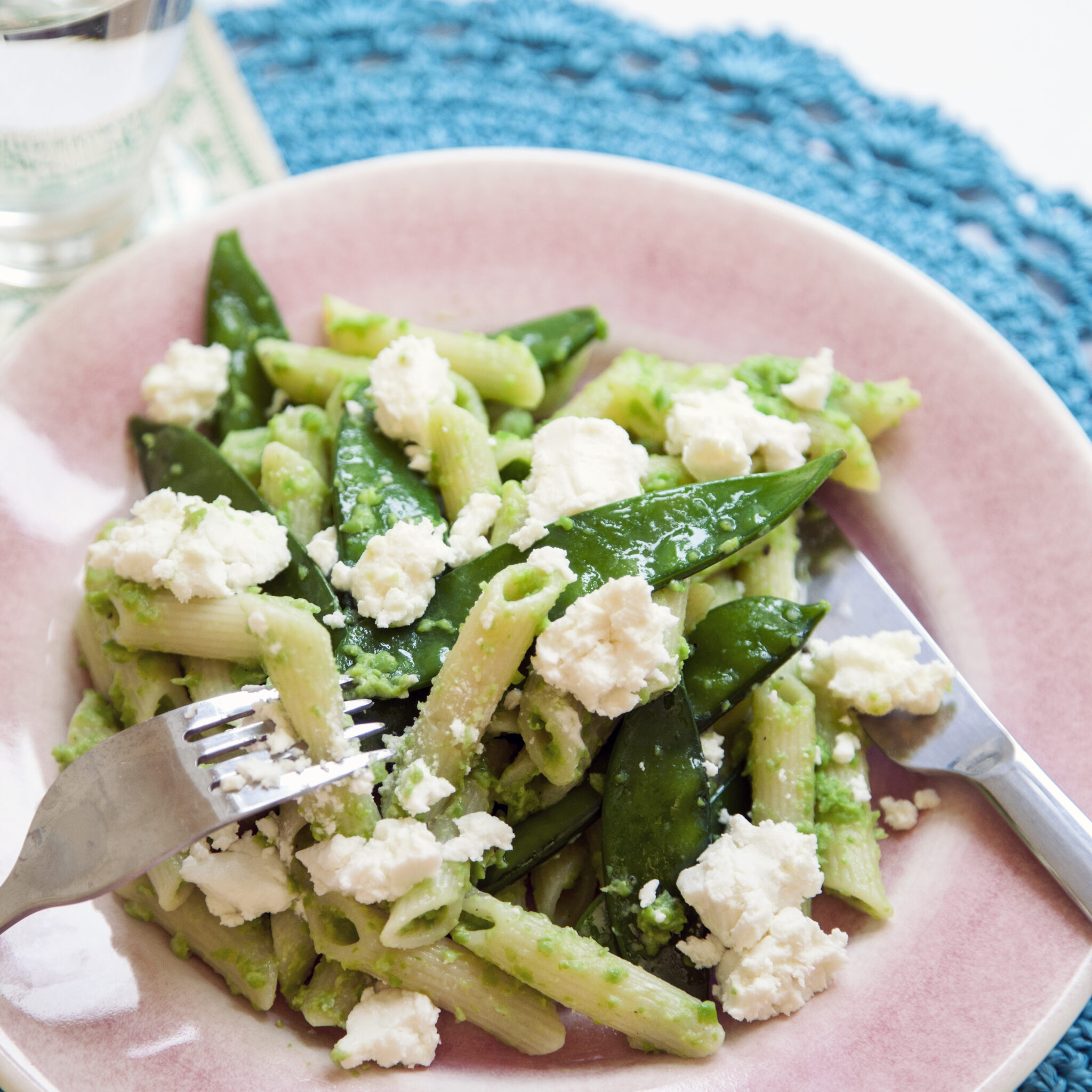 Ärtpestopasta med fetaost och sockerärtor