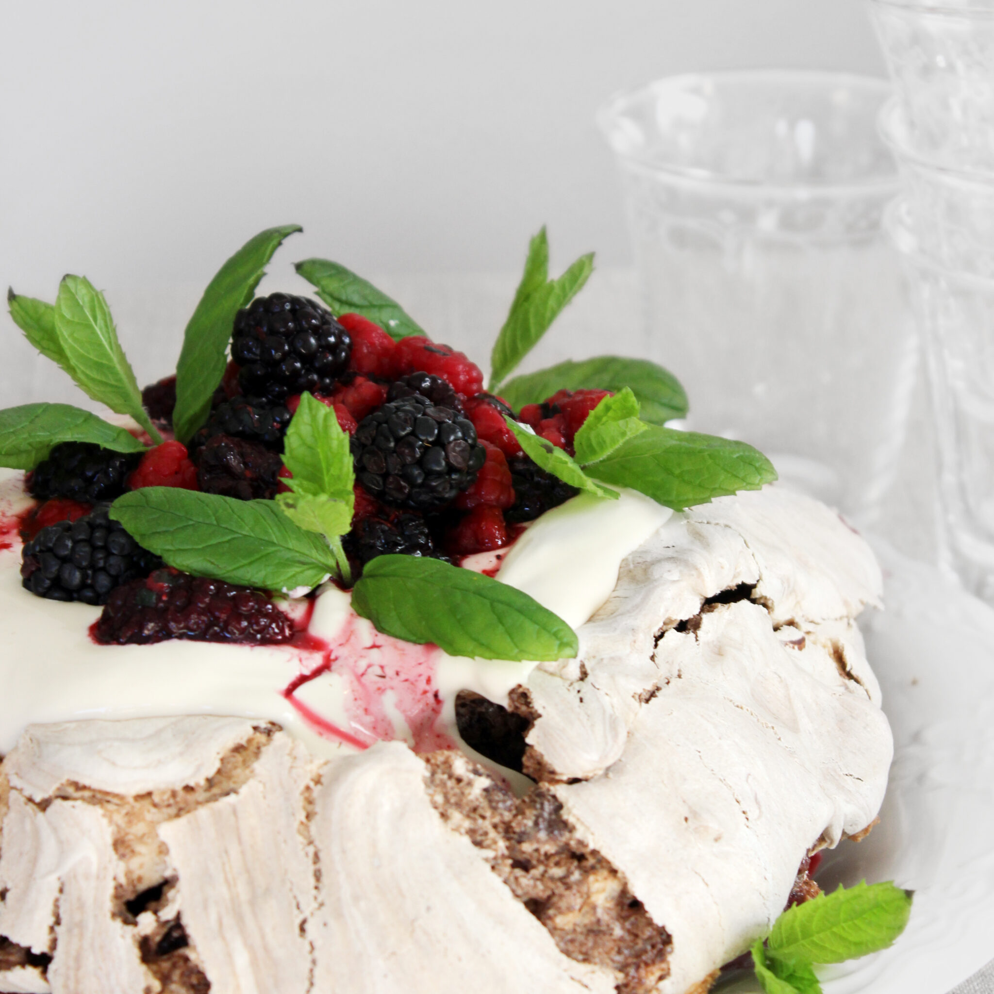 Chokladpavlova med apelsinmarinerade bär