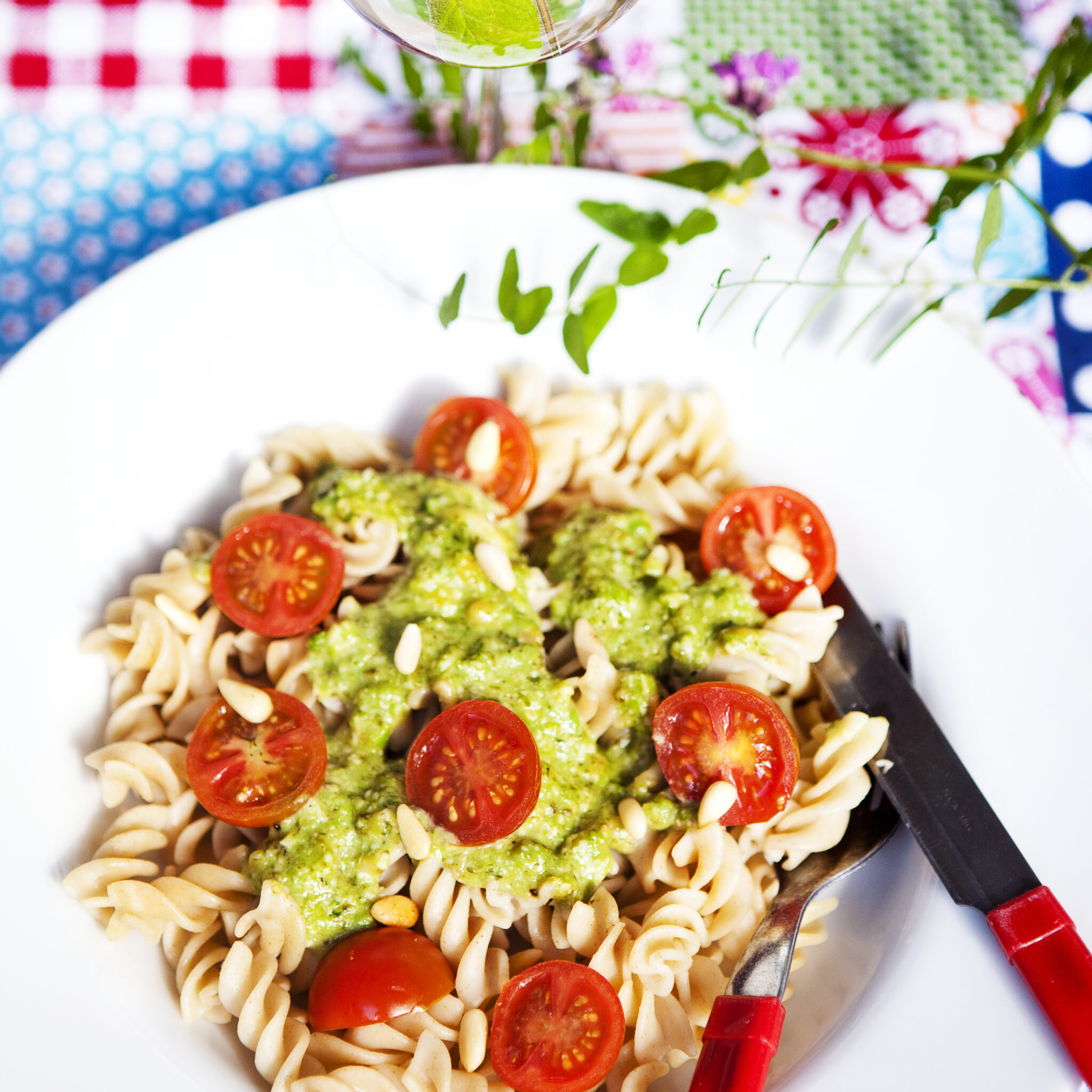 Fullkornspasta med grön ärtpesto