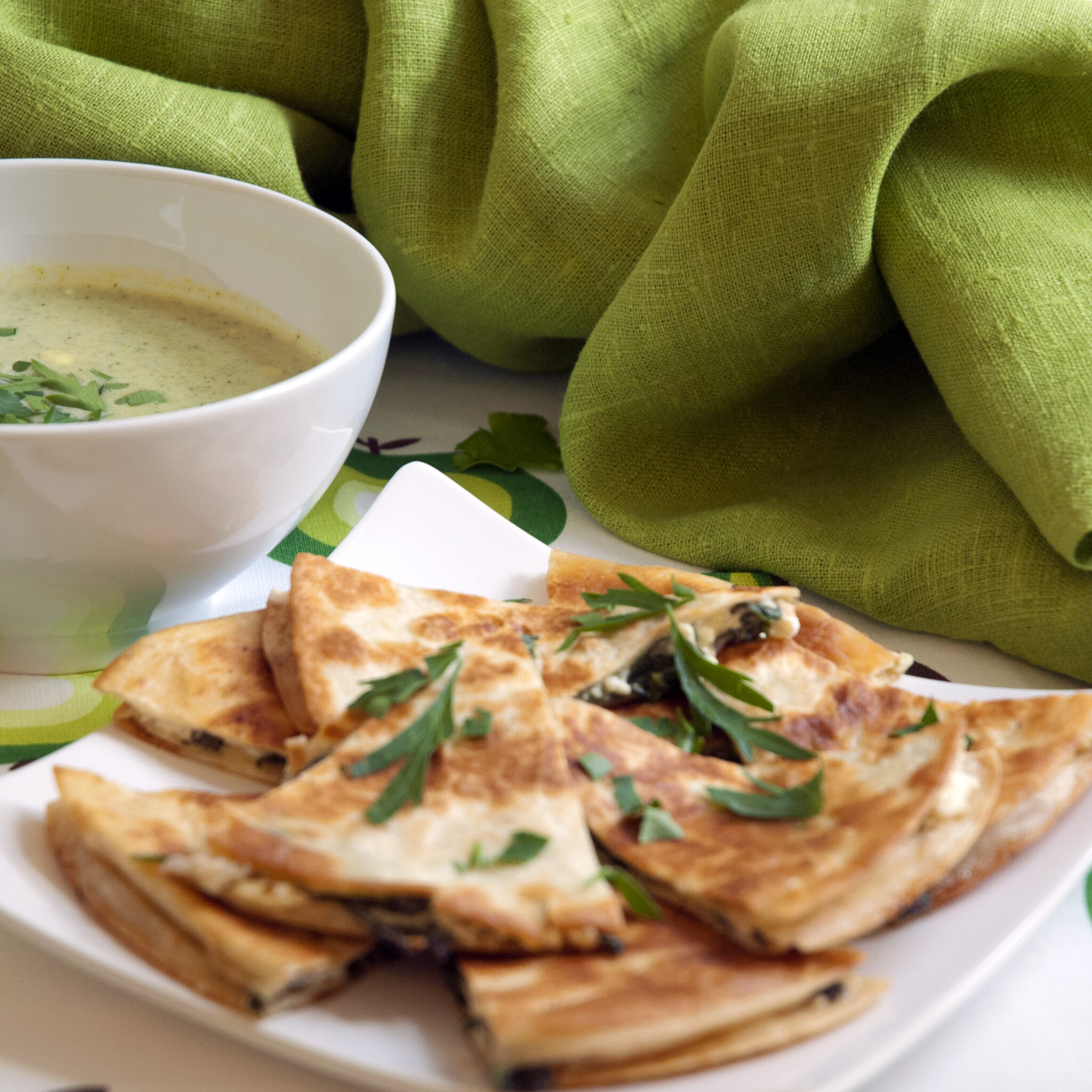 Broccolisoppa med spenat- och fetafylld quesadilla