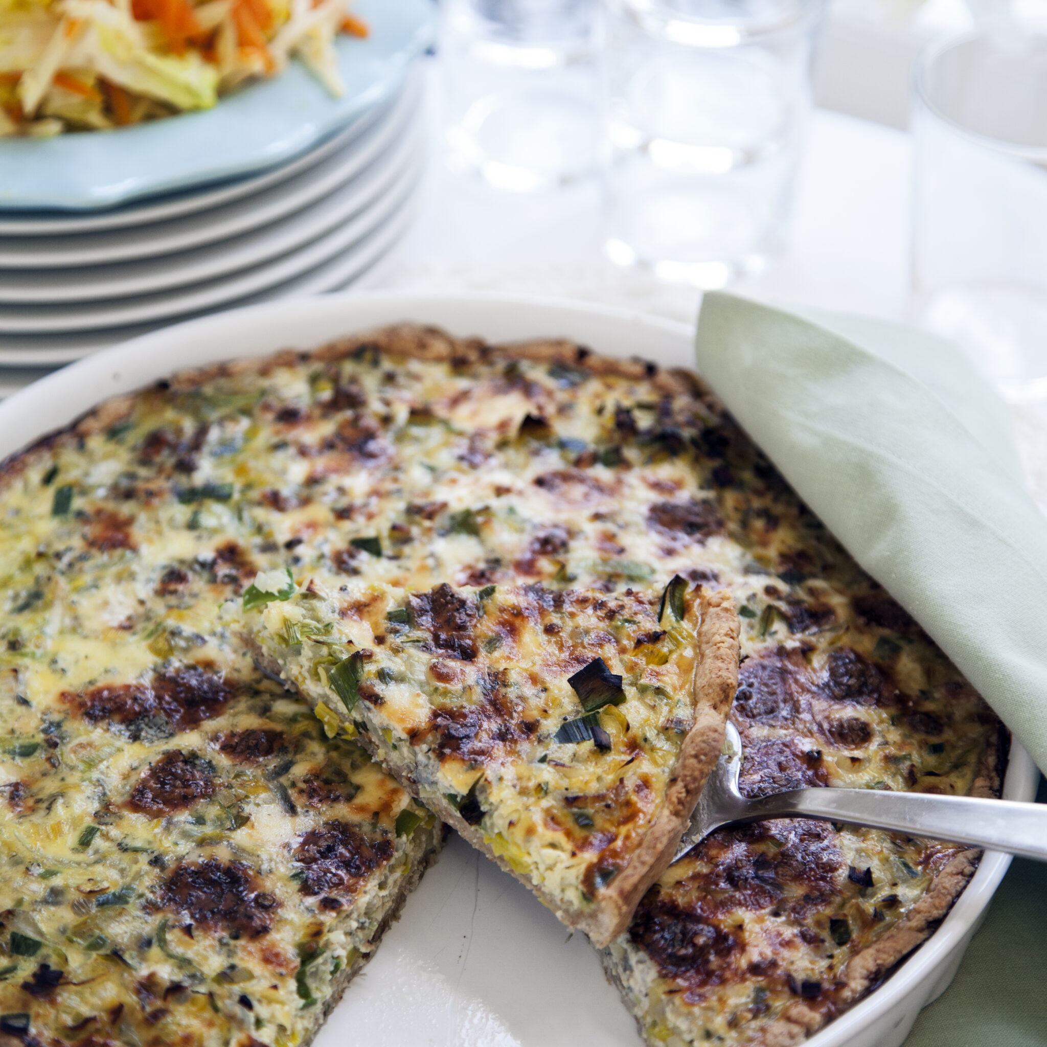 Frasig lökpaj med ädelost och frisk sallad