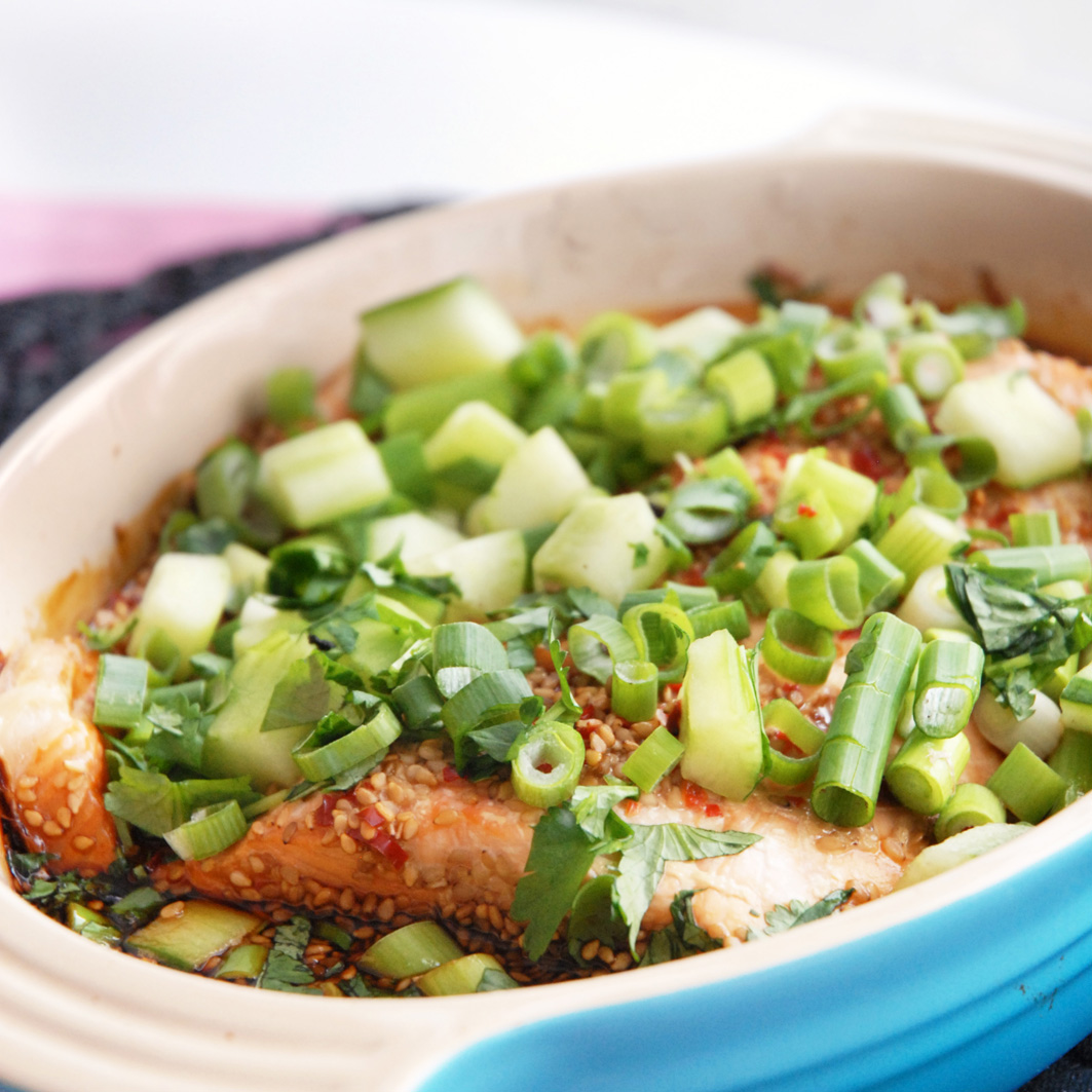 Asiatisk lax med salladslök och gurka