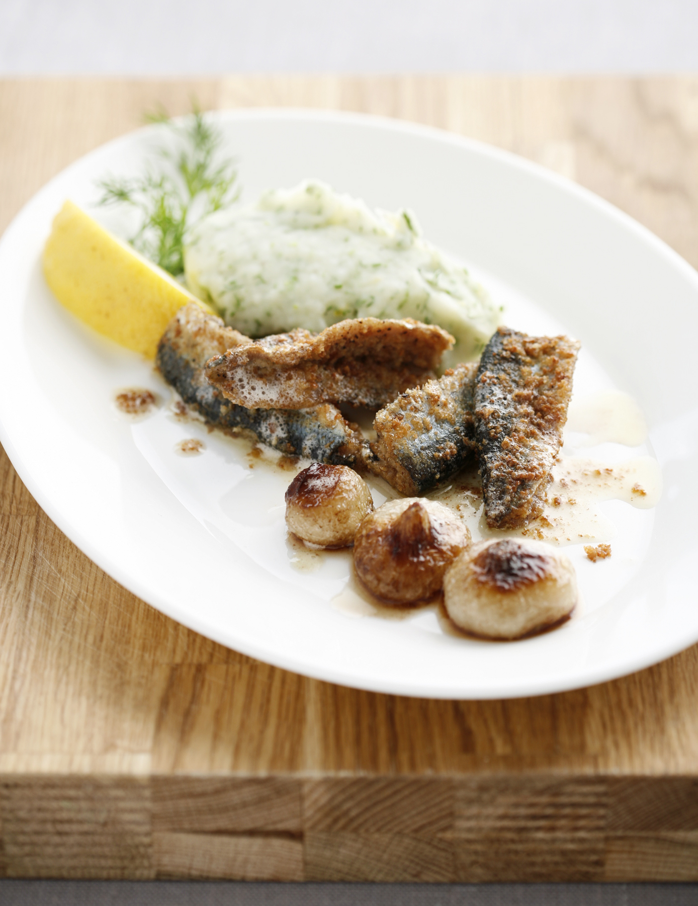 Knäckebrödspanerad strömming med ört- och citronpuré