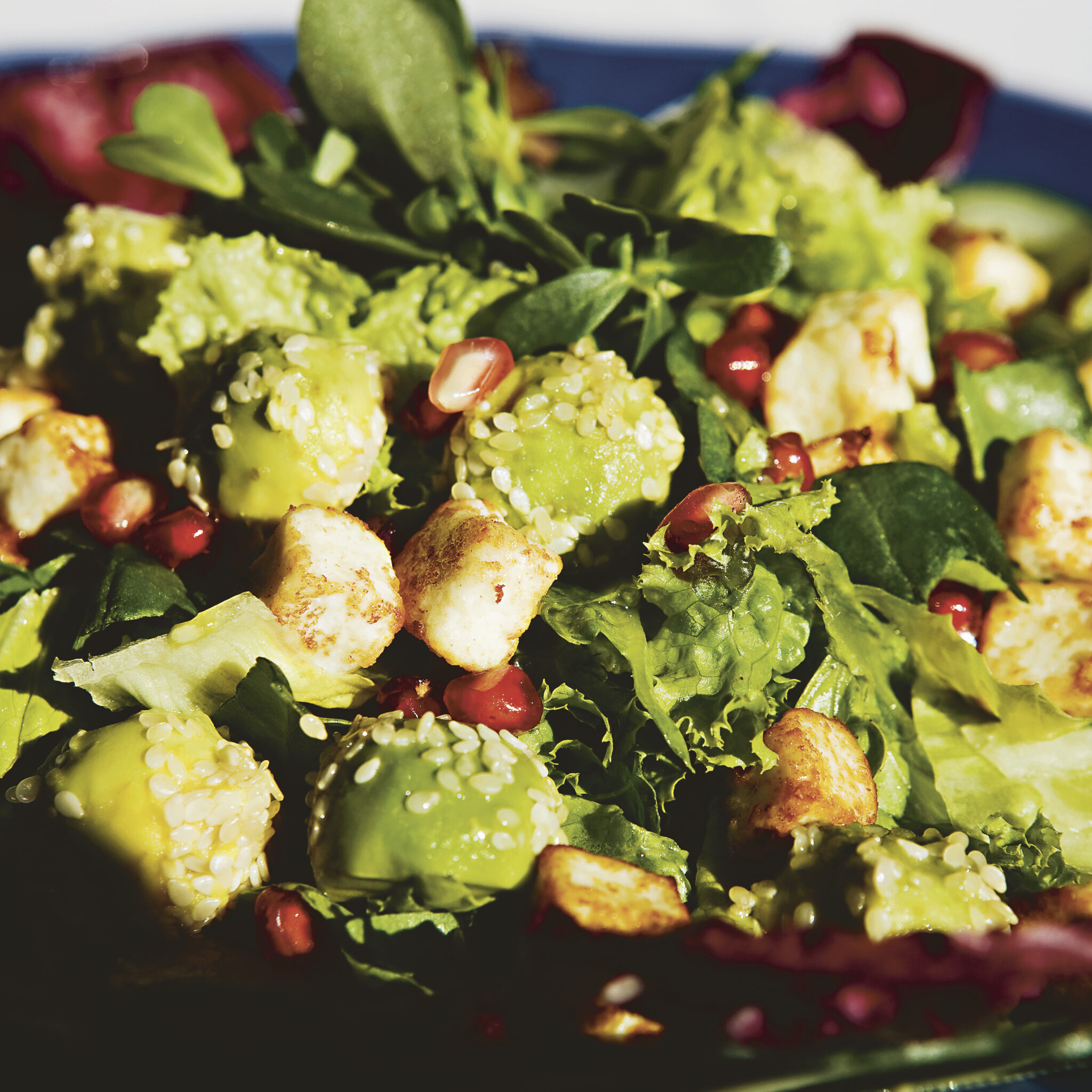 Granatäppelsallad med grillad kyckling och avokado
