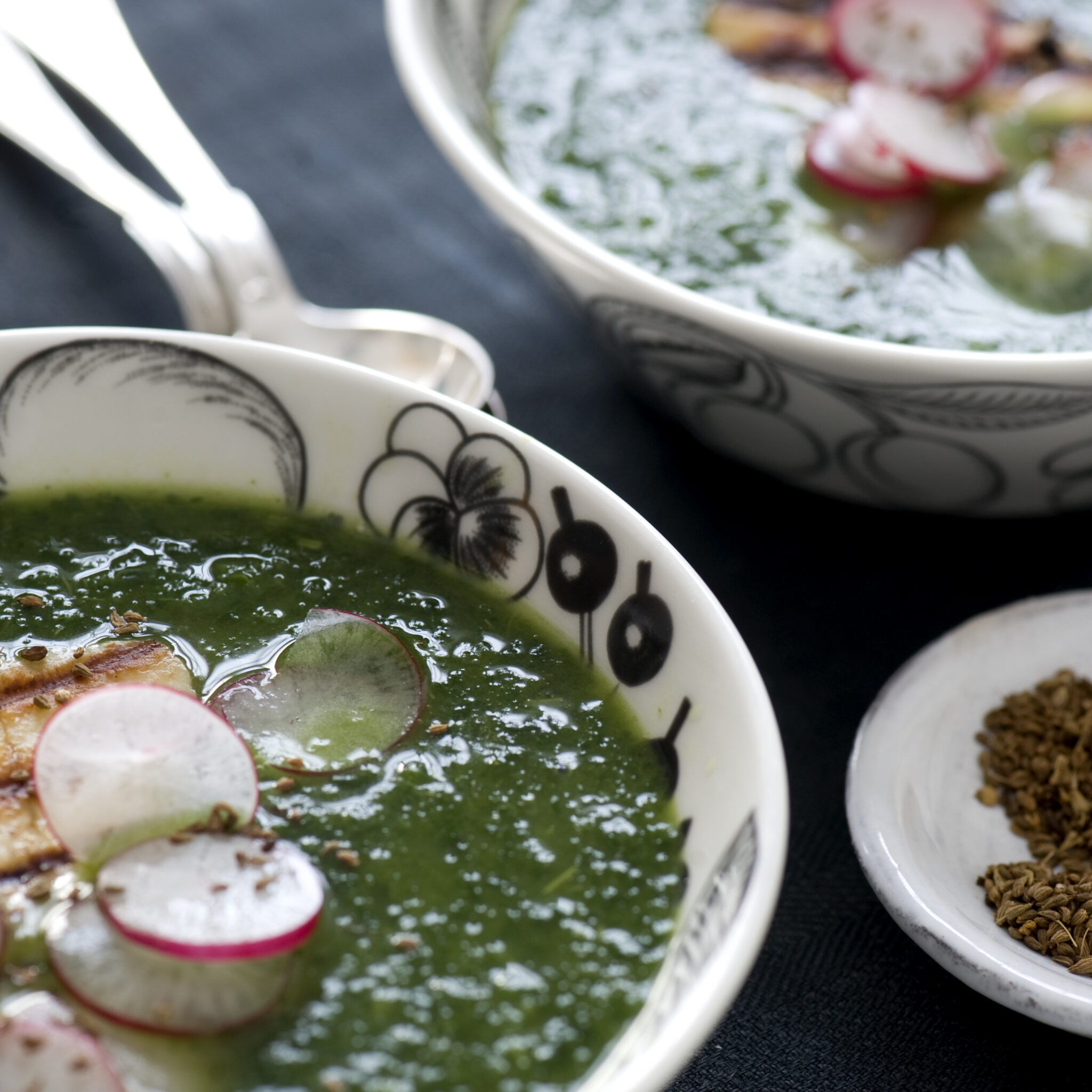 Grönkålssoppa med halloumi och rostade anisfrön