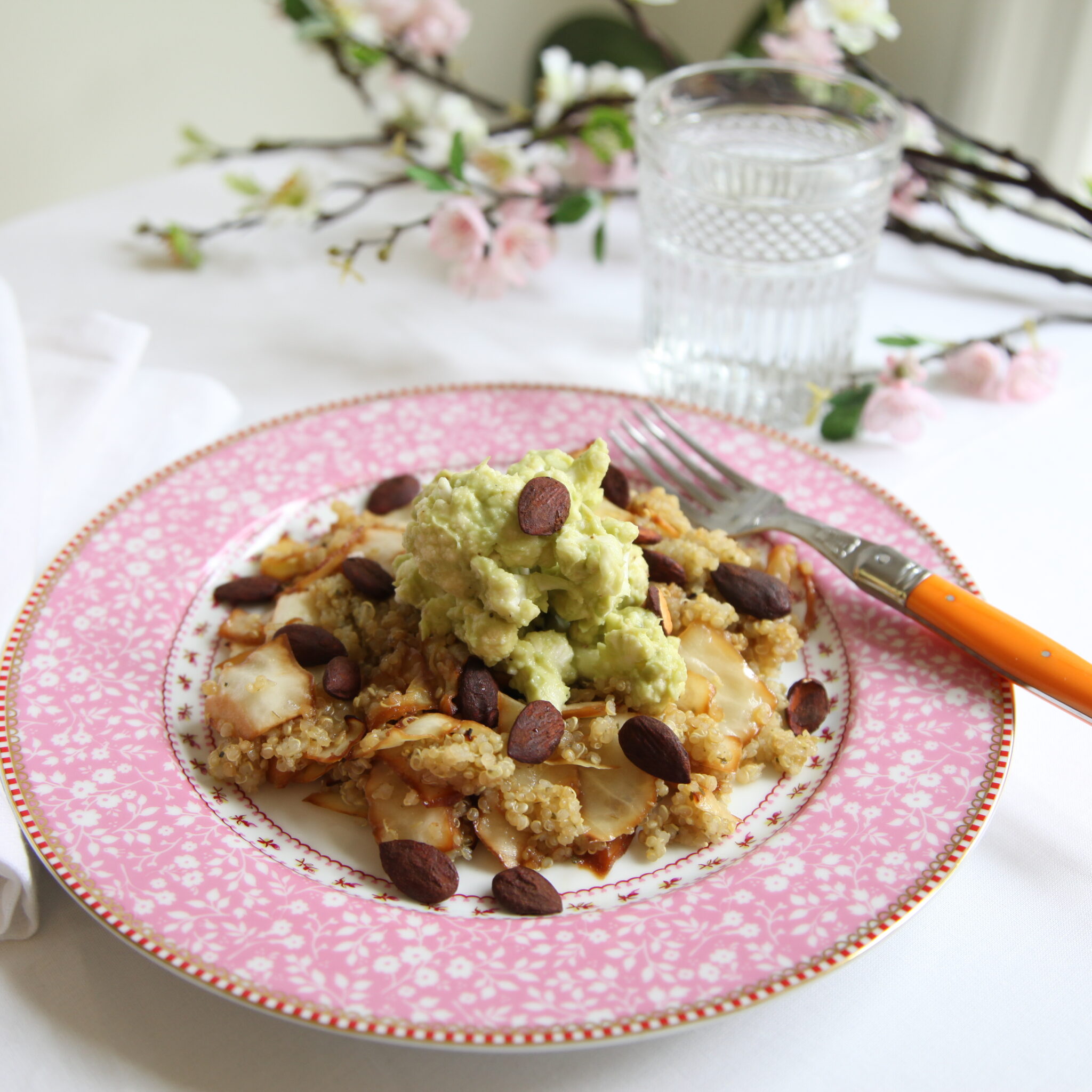 Renée Voltaires härliga quinoasallad med tamarimandlar och blomkålsquacamole