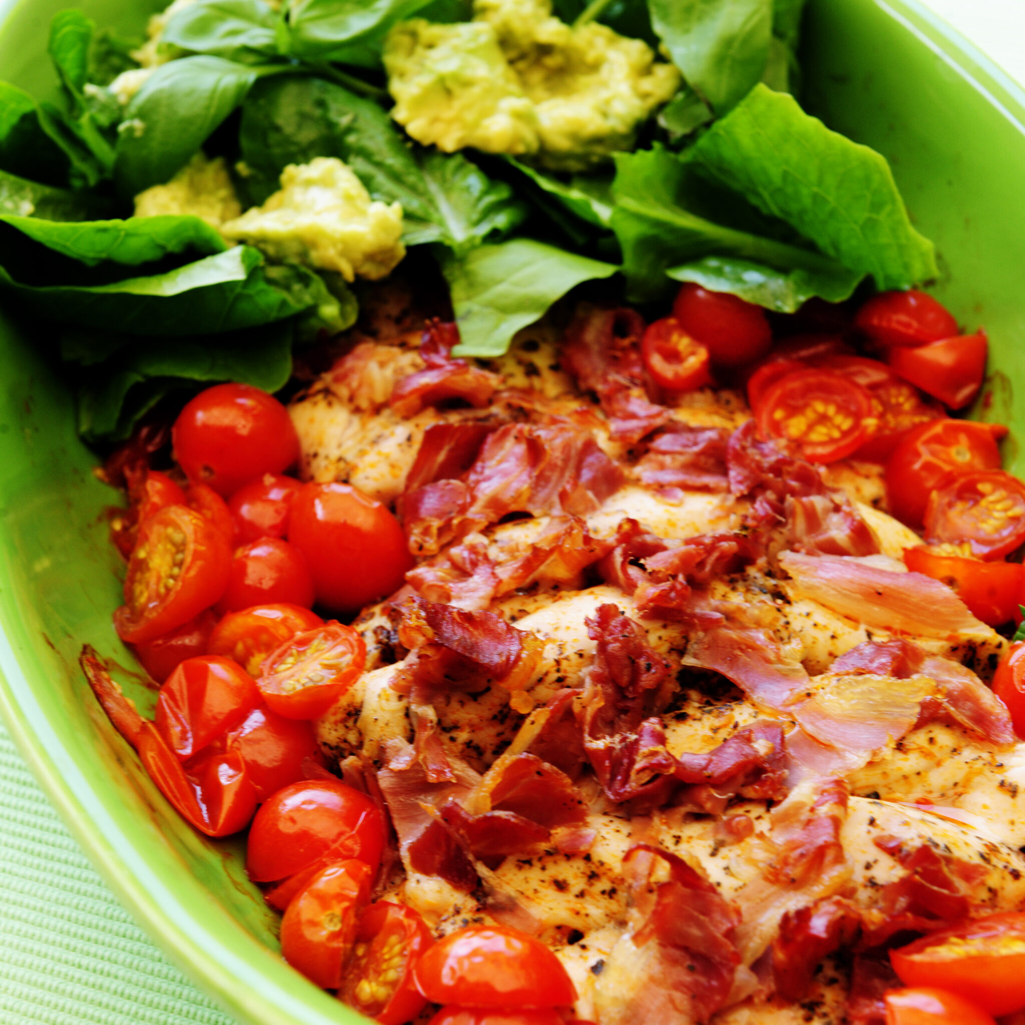 Kyckling i ugn med romansallad och avokadodressing