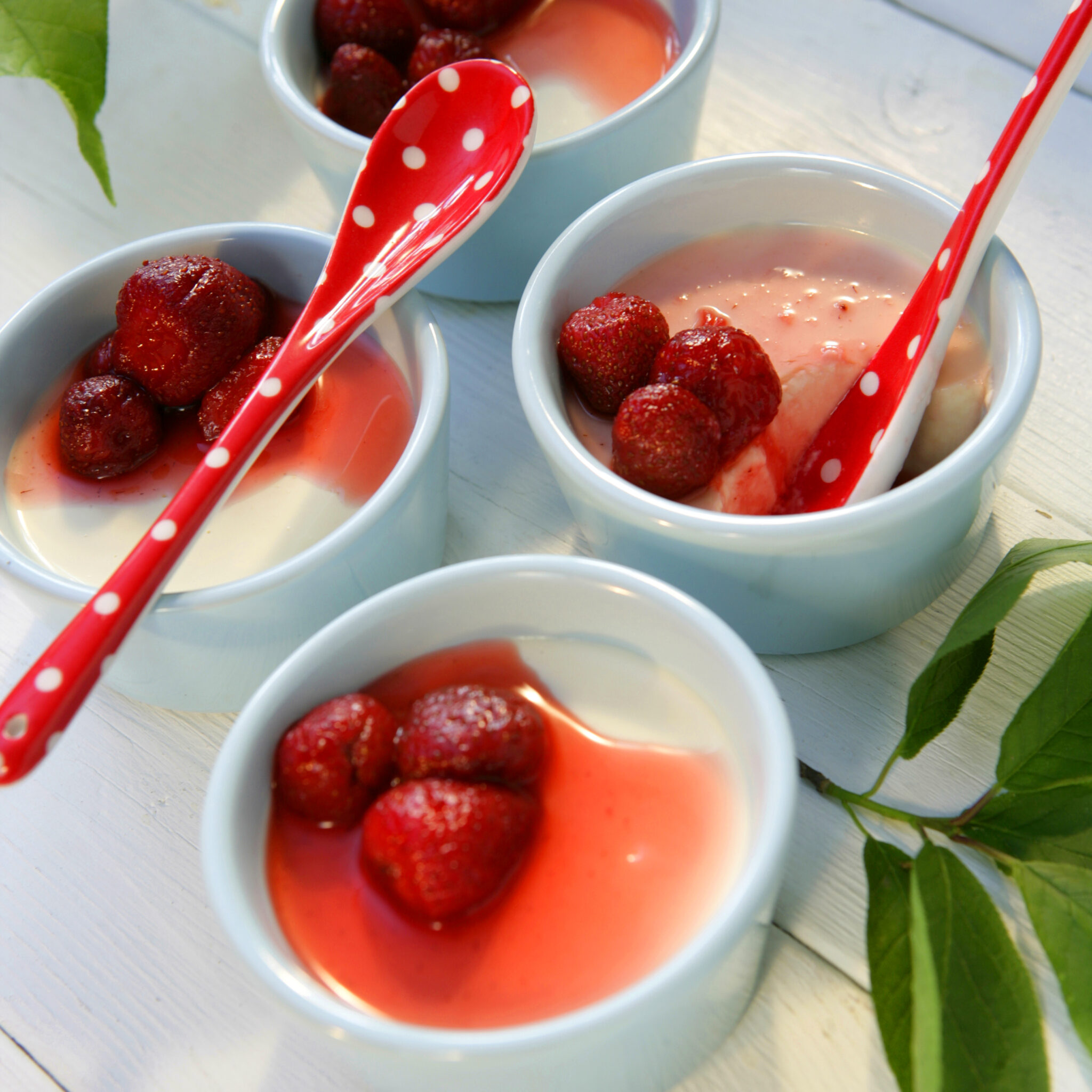 Fläderpannacotta med varma jordgubbar