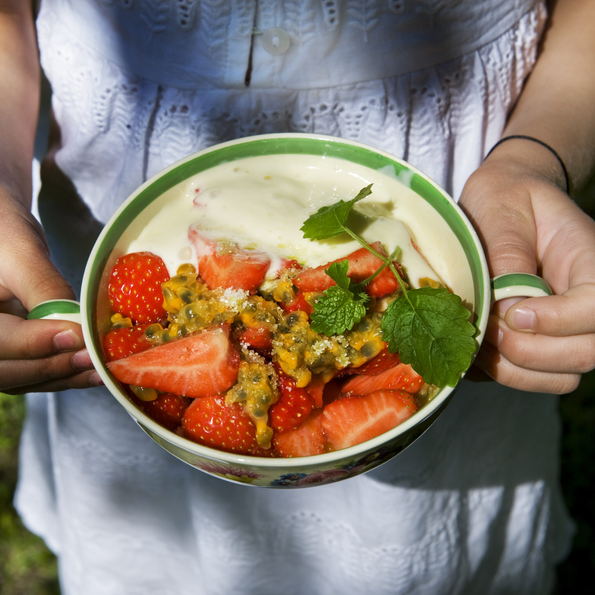 Passionsfruktsmarinerade jordgubbar