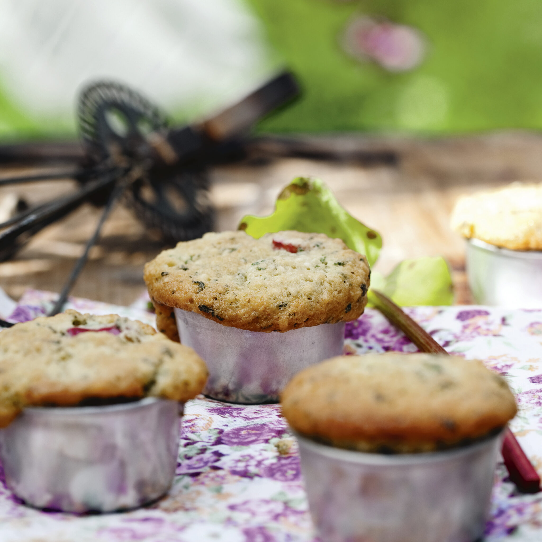 Rabarbermuffins med mynta och mandel