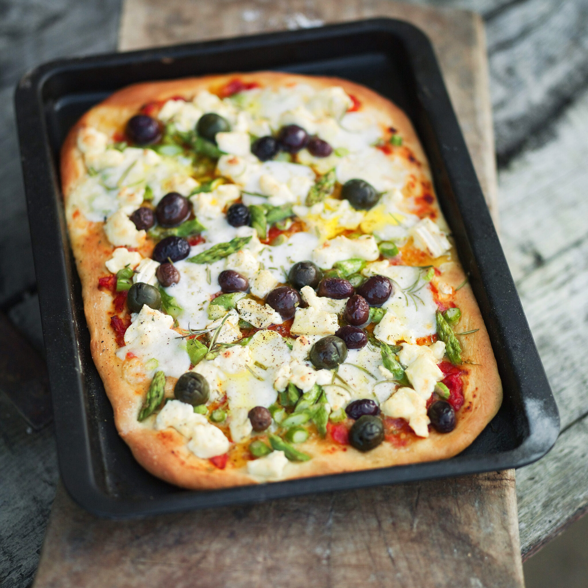 Pizza con gli asparagi e formaggio di capra
