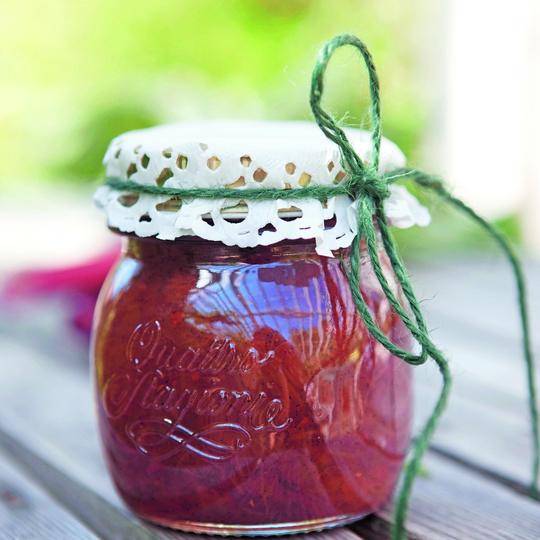Rabarbermarmelad med rosépeppar och vanilj