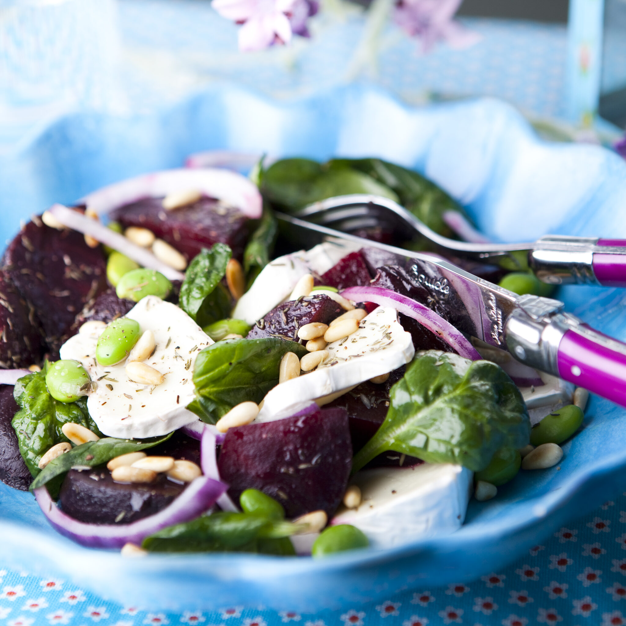 Rödbetssallad med edamamebönor och getost