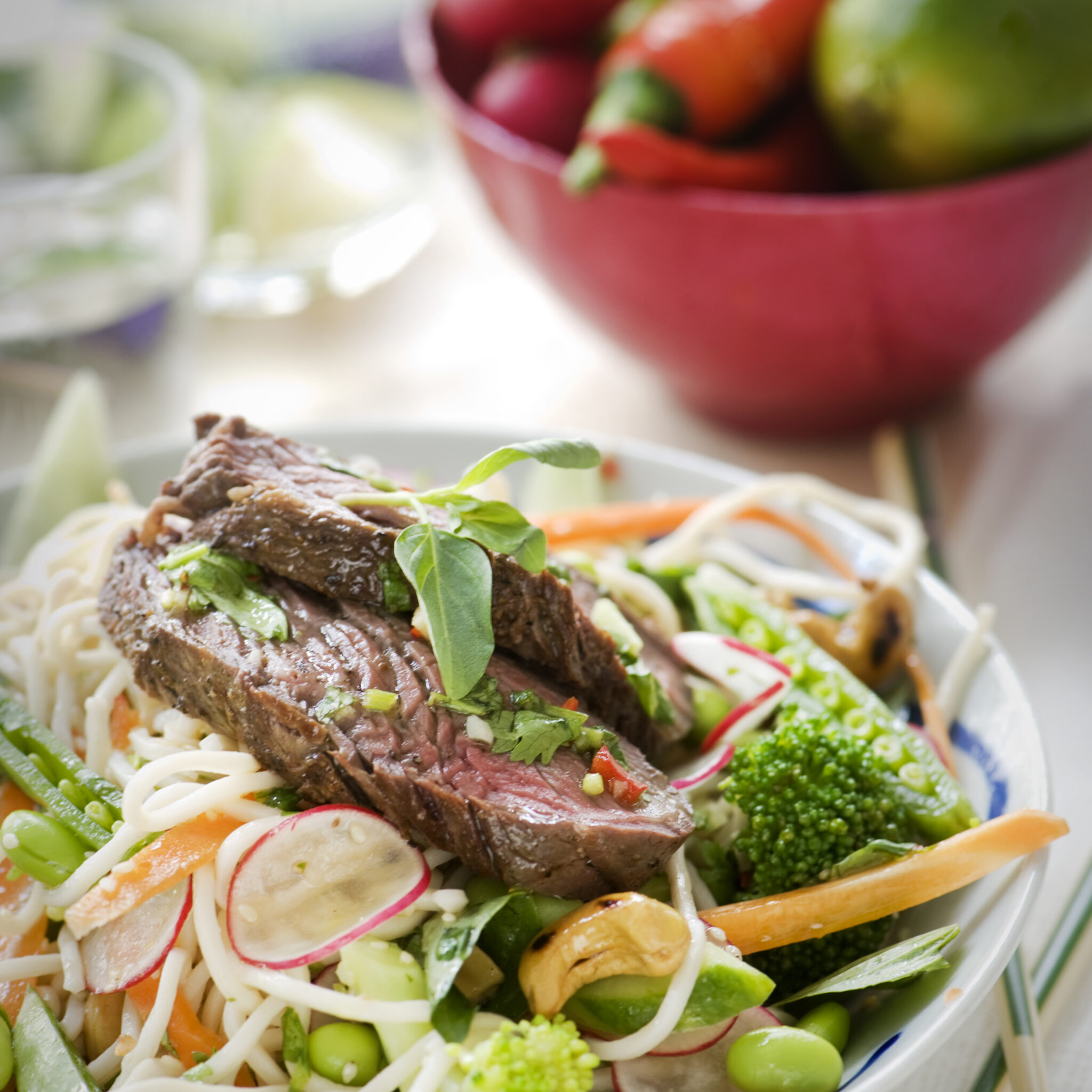 Asiatisk nudelsallad med biff