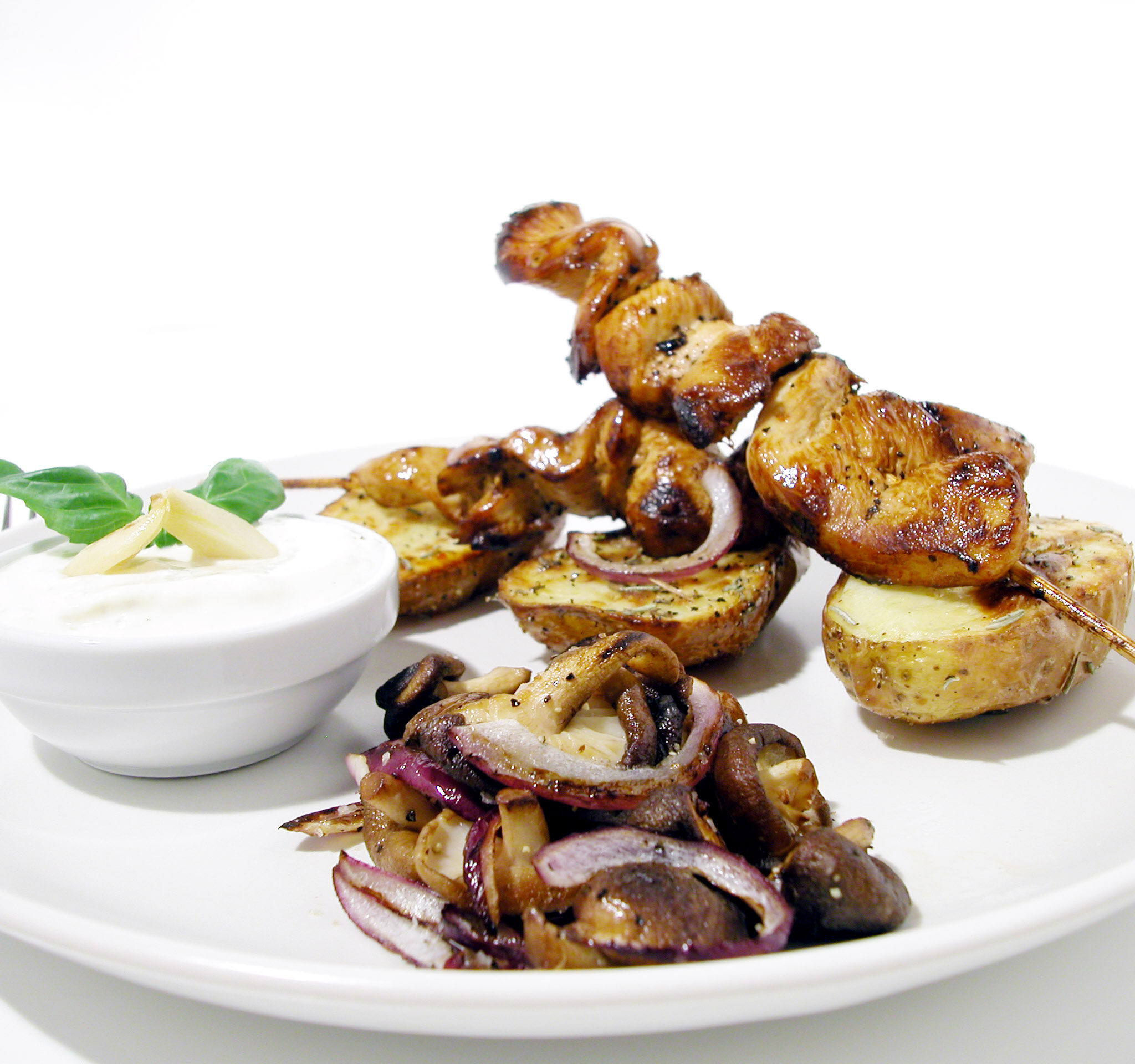 Kycklingspett med crème på rostad vitlök och rosmarinpotatis