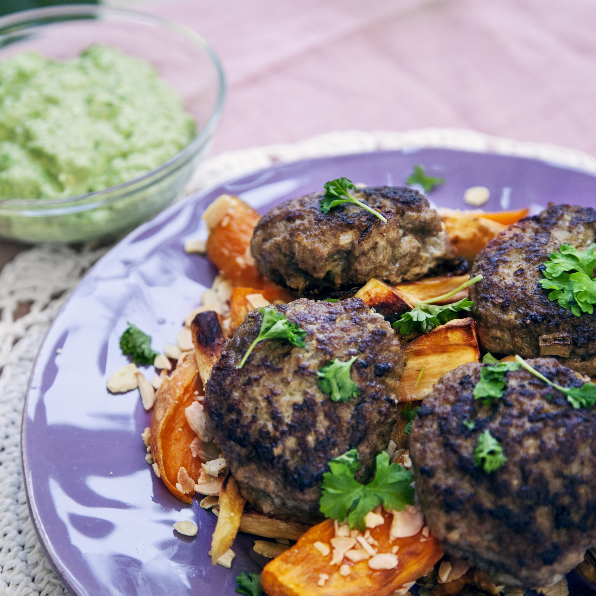 Tinas indiska färsbiffar med ugnsrostad sötpotatis och ärtdip