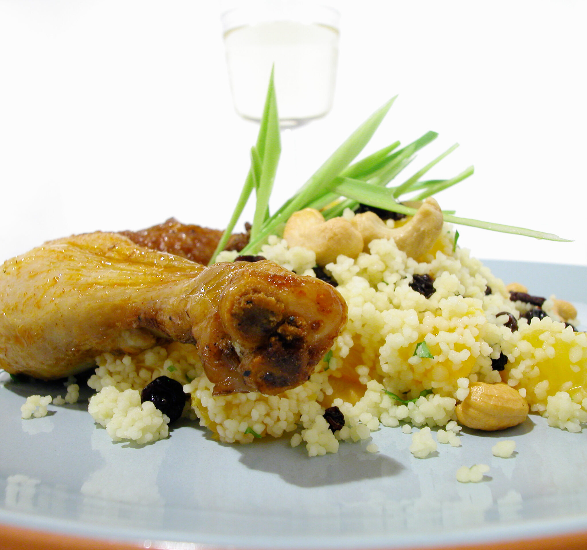 Kycklingklubba med apelsin-couscous och cashewnötter