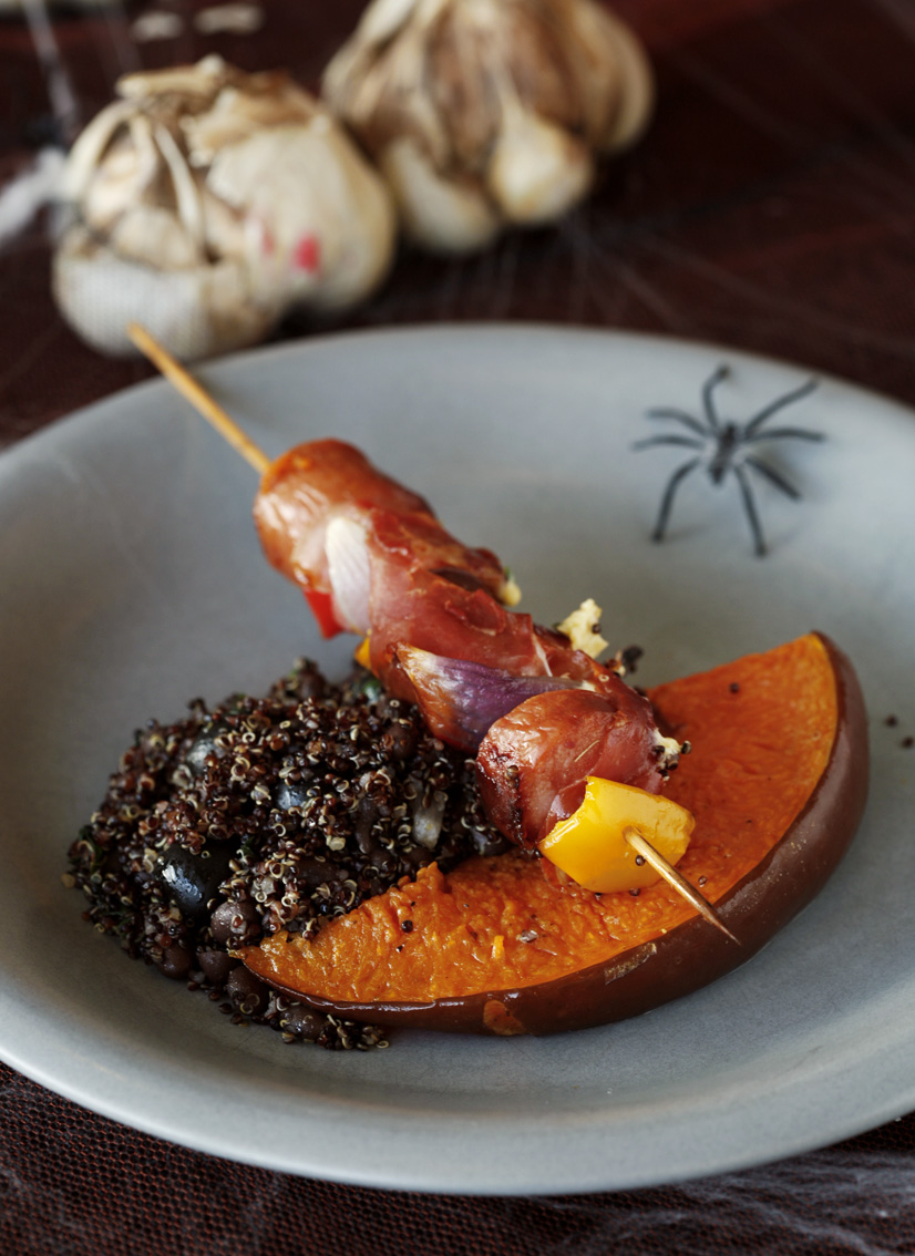 Chorizospett med chilismör serverad med ugnsbakad pumpa och svart quionasallad