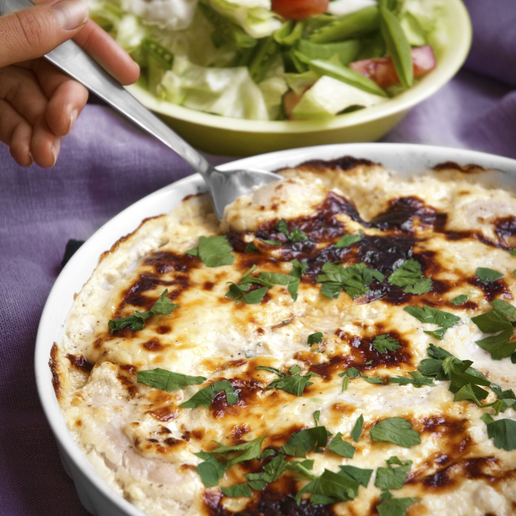 Kycklinggratäng  med purjolök och sallad