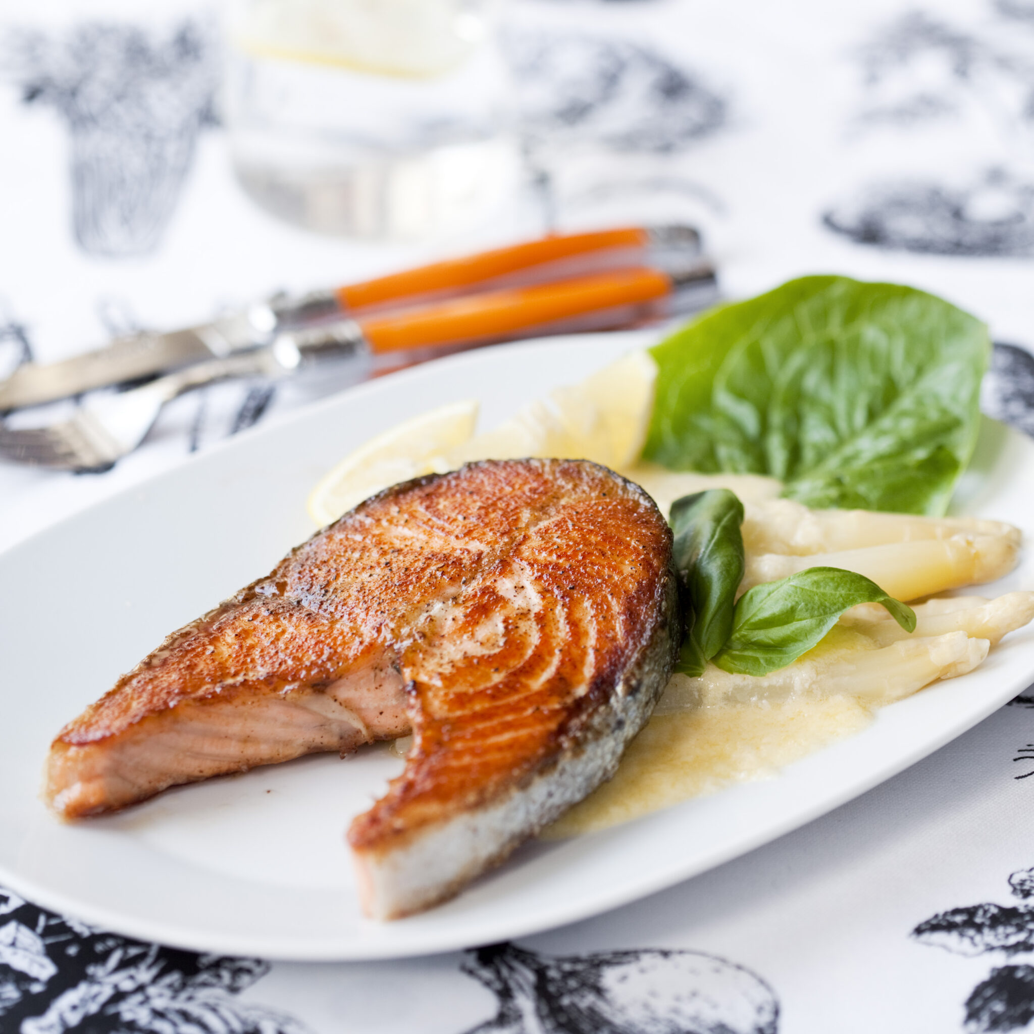 Lax med vit sparris och västerbottenssås