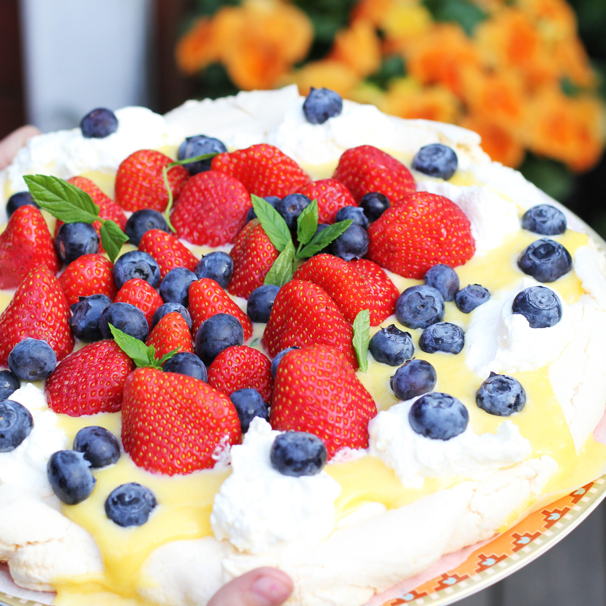 Marängtårta med citronkräm och färska bär