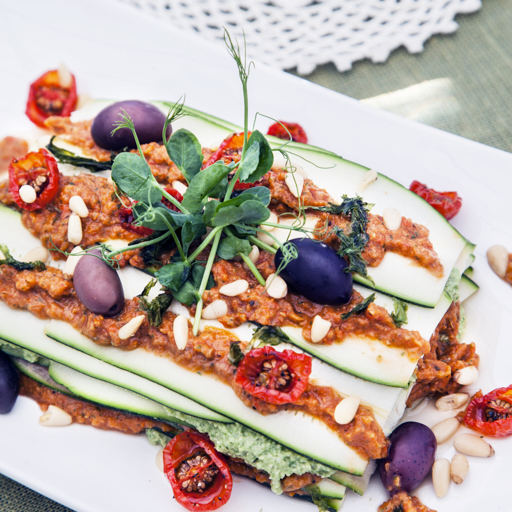 Raw lasagne med avokado- och pumpapesto