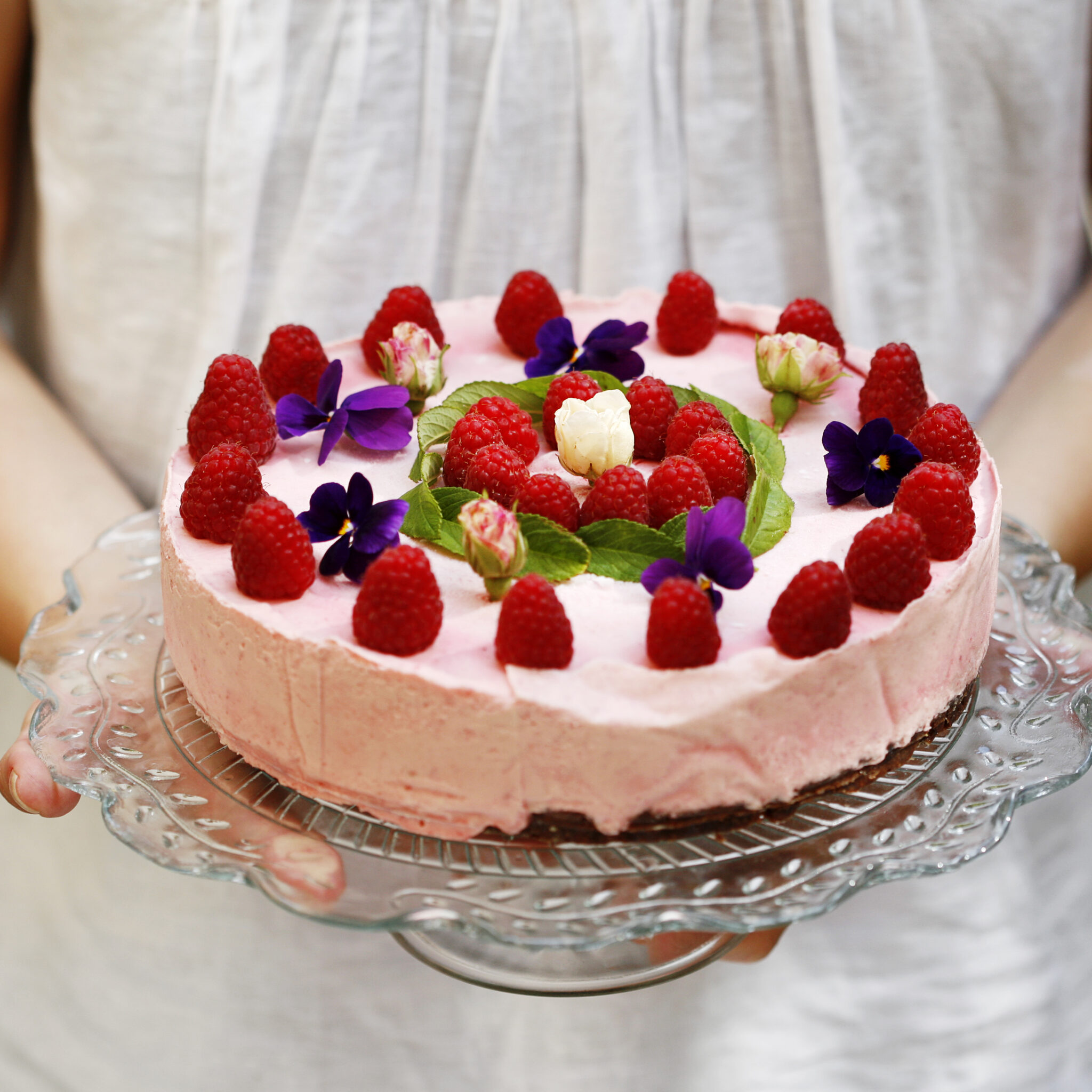 Seg brownietårta med syrlig hallonmousse